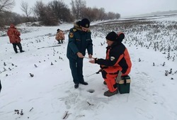 Енотаевцам разъясняют о правилах поведения на льду