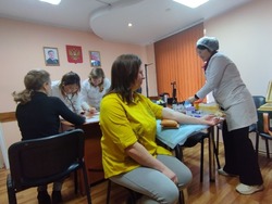 Специалисты енотаевской больницы провели диспансеризацию соцработников