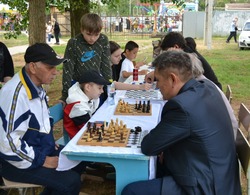 Ветераны спорта Енотаевского района организовали товарищеские встречи по шахматам