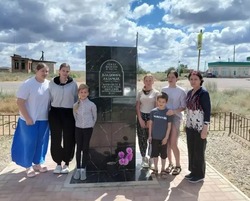 Жители енотаевского села благоустроили памятник Владимиру Лазариди