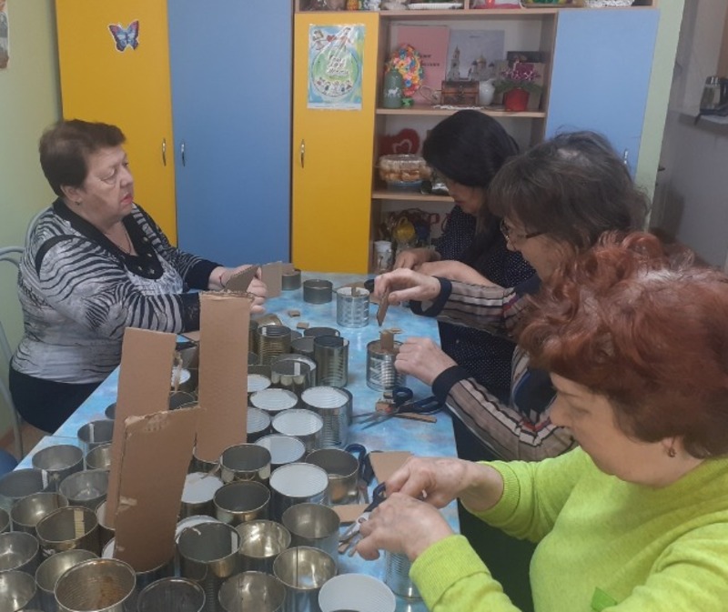 Енотаевские пенсионеры продолжают работу по изготовлению масксетей и окопных свечей