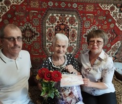 Ветерана труда Енотаевского района поздравили с юбилеем