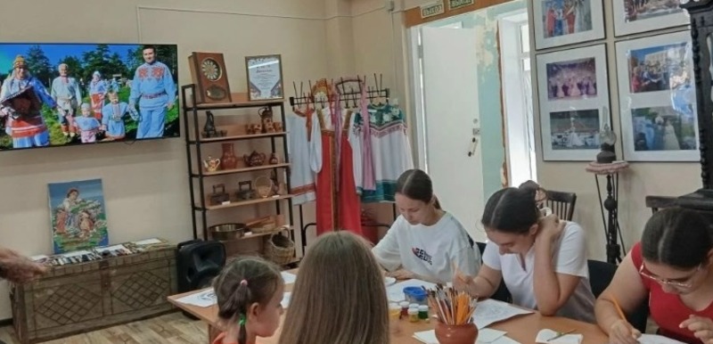 Енотаевские подростки стали участниками мастер-класса «Городецкая роспись»