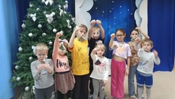 Для енотаецев провели мастер-класс по изготовлению рождественских игрушек