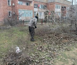 В селе Енотаевка продолжаются работы по уборке уличных территорий